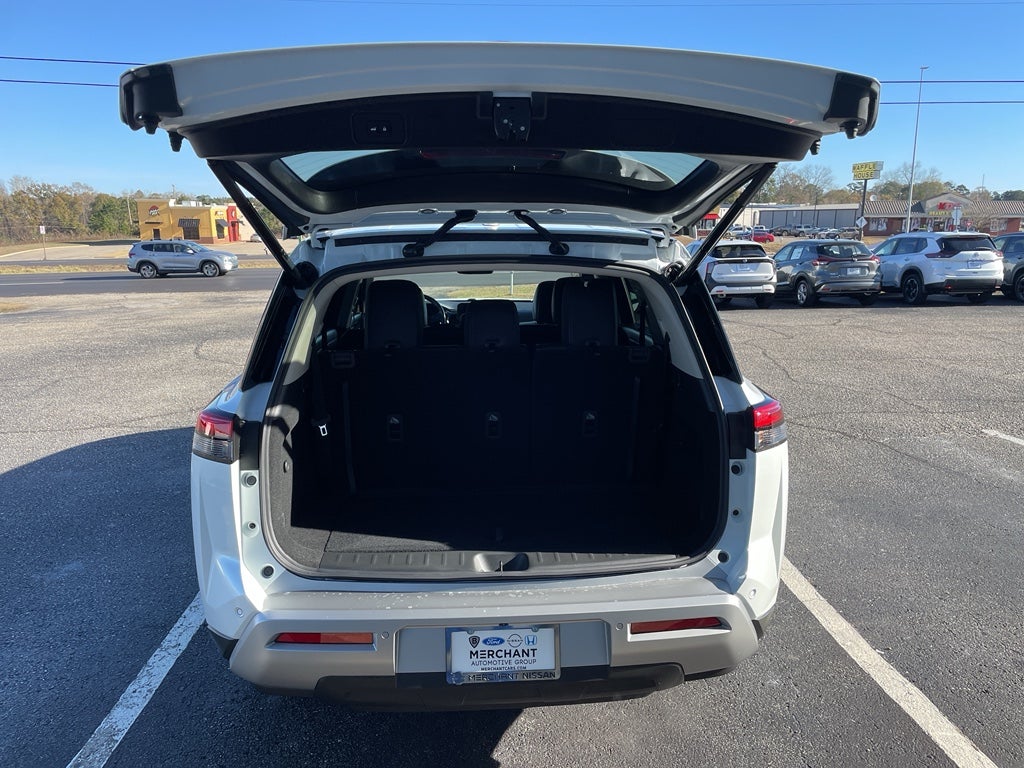 2025 Nissan Pathfinder SL